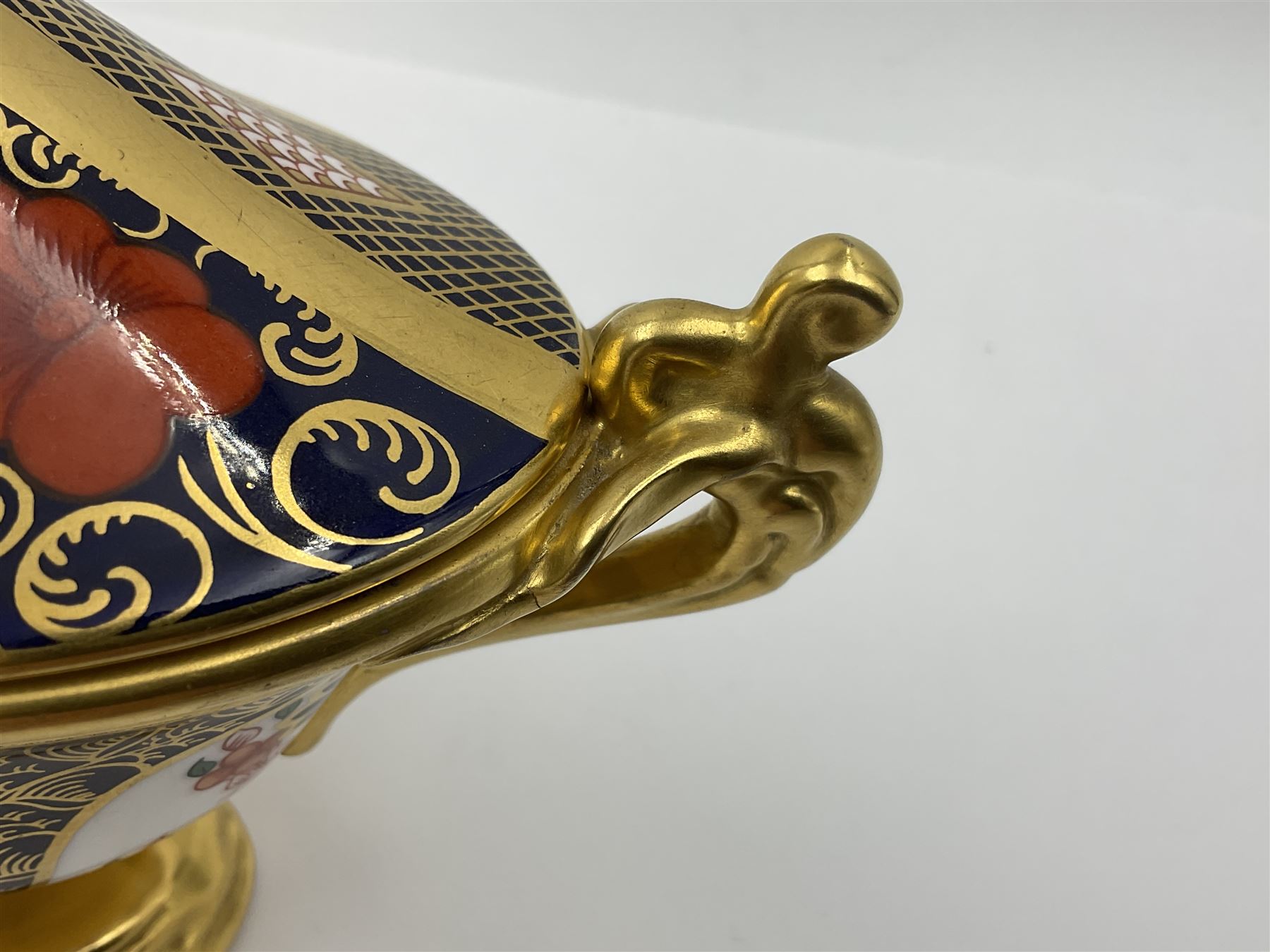 Late 20th century Royal Crown Derby Imari 1128 pattern twin handled pedestal dish and cover, with printed marks beneath including Roman numeral date code for 1980, H14cm L18cm