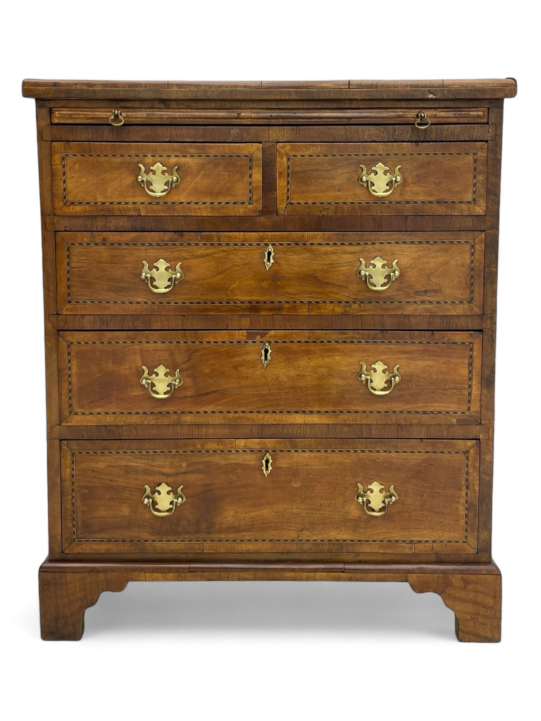 Small Georgian design walnut chest, moulded rectangular top with book-matched veneer enclosed by checkered stringing and crossbanding, brushing slide over two short and three long drawer, on bracket feet