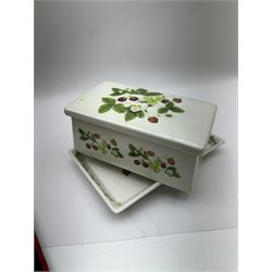 Portmeirion Summer Strawberry pattern tea and dinner service, including teapot, five dinner plates, covered sucrier etc  