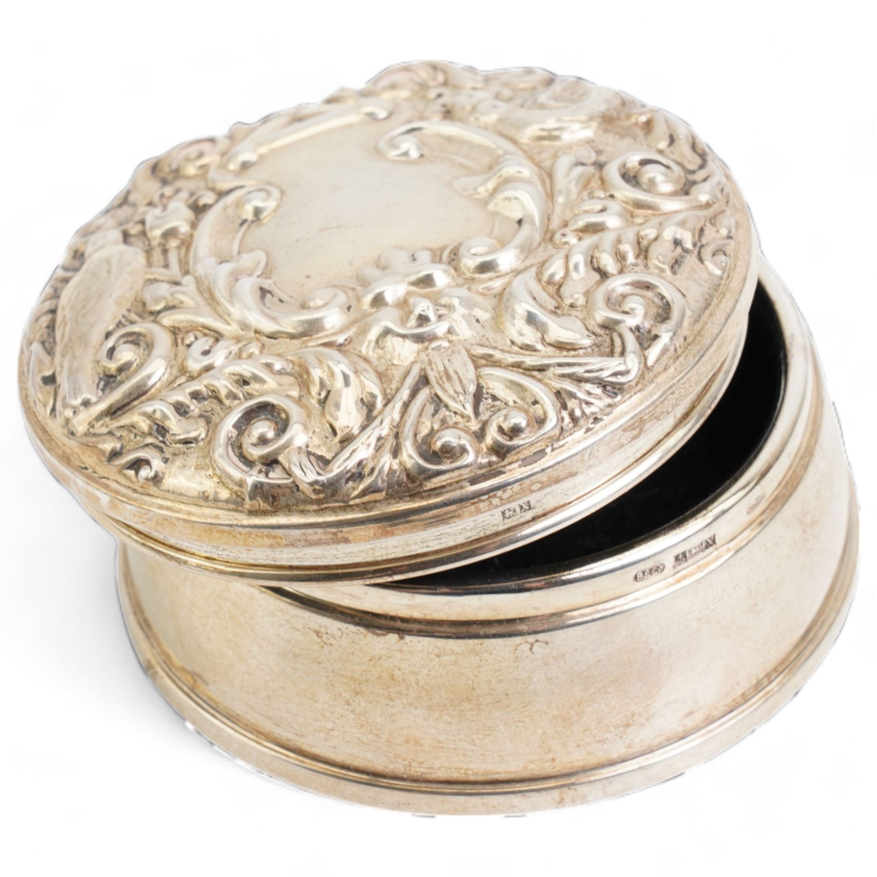 Elizabeth II weighted silver circular trinket box with embossed hinge cover, Birmingham 1972, a silver compact and a silver mesh purse (3)