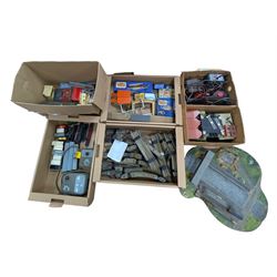 Large collection of Hornby Dublo and similar '00' gauge model railway accessories, includi...