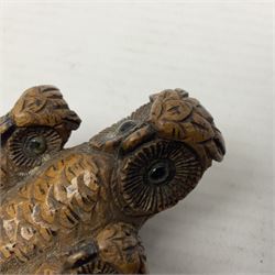 Late 19th/early 20th century Black Forest style carved walking stick handle, modelled as three owls with glass eyes, H9cm