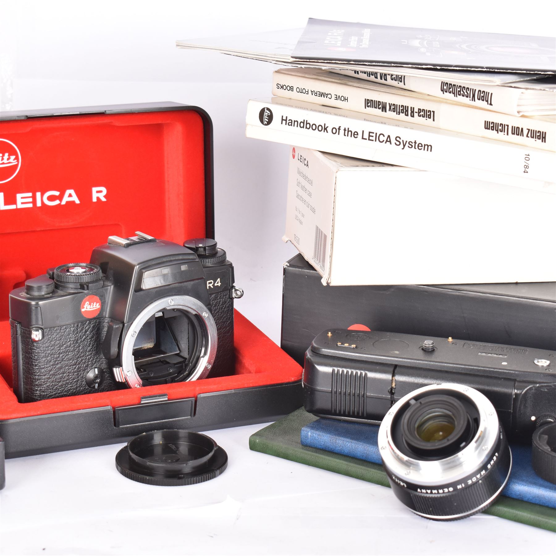 Leica R4 camera body serial no. 1582062, boxed, together with Leitz Externder-R x2 for Leica R3/4 serial no. 3326174 and other Leica accessories, including clear hard case, lens cap, right angle finder, motor winder, soft case, empty C11 box, instruction manuals and Leica handbooks