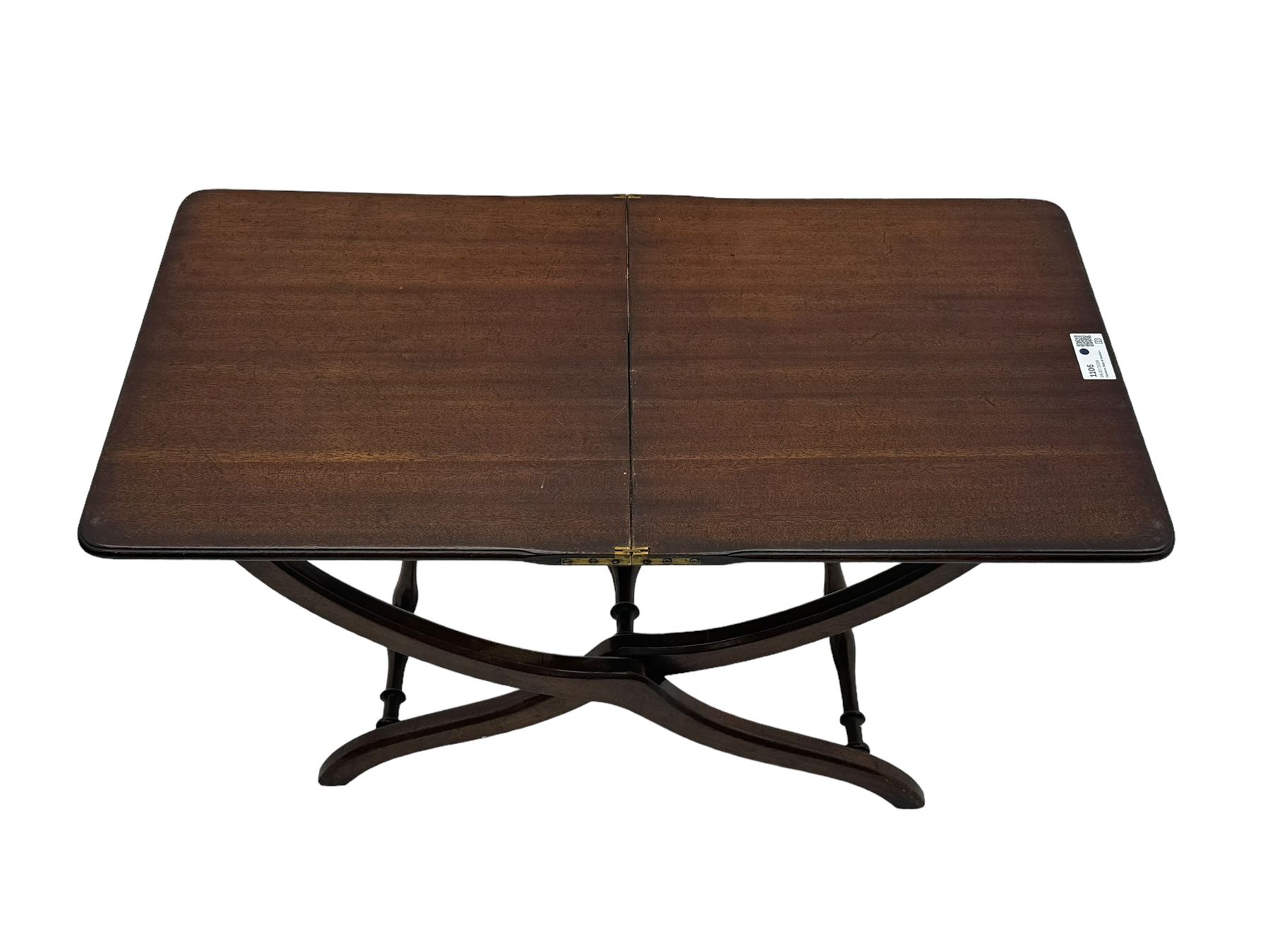 20th century mahogany coaching table or coffee table, folding mechanism, rectangular moulded top with rounded corners, on shaped supports united by turned stretchers 