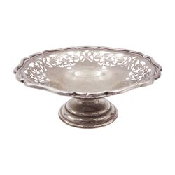 1920s silver bon bon dish, of circular form with shaped rim and pierced floral decoration to sides, upon a circular stepped base, hallmarked Charles S Green & Co Ltd, Birmingham 1922, H6cm