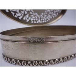 Edwardian silver trinket box, of navette form, the hinged cover with pierced floral and foliate decoration, and blank cartouche, hallmarked George Nathan & Ridley Hayes, Birmingham 1915 and stamped to base Pearce & Sons Silversmiths Leeds & York, W15.5cm, H3.5cm, 