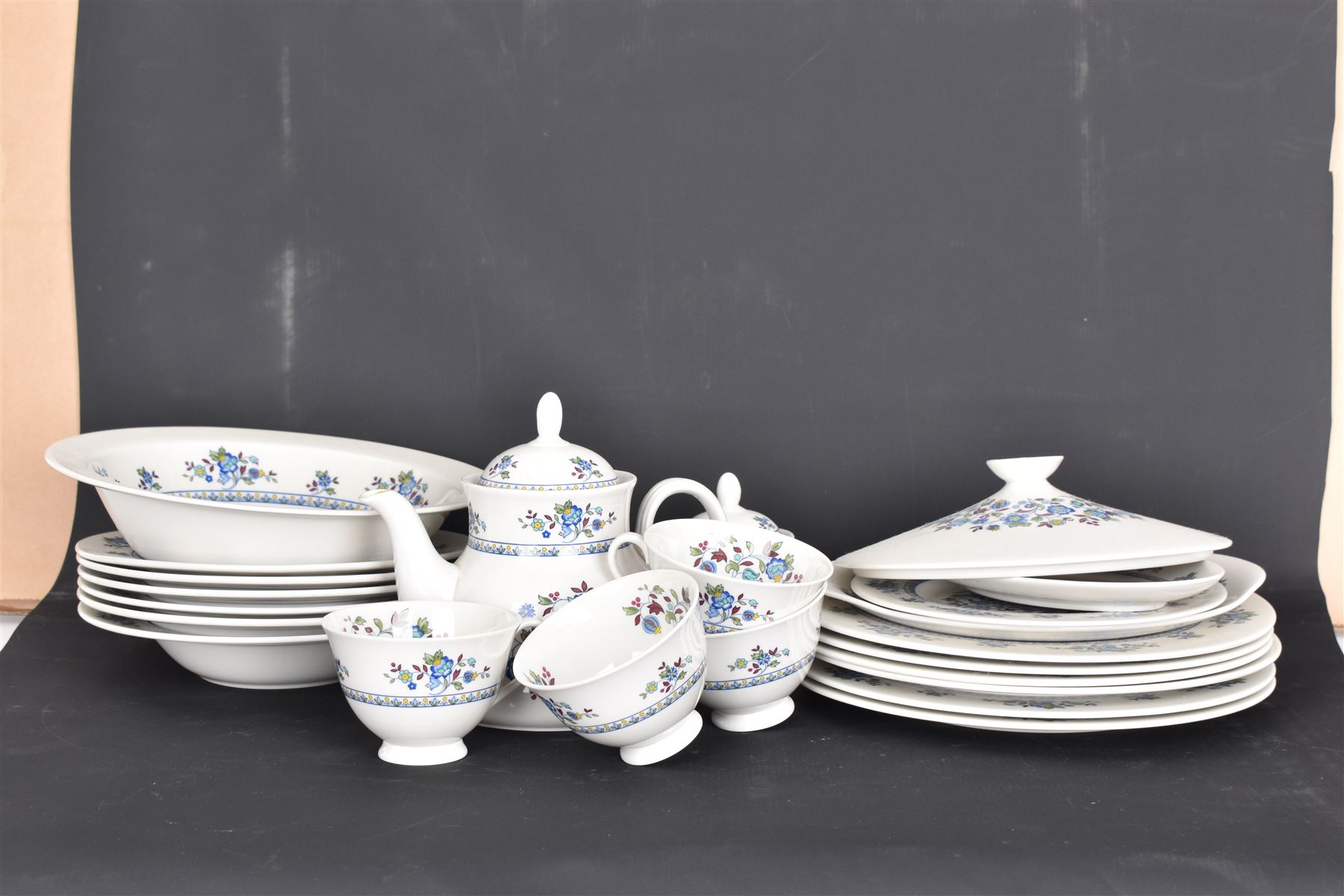 Royal Doulton Plymouth pattern, part tea and dinner service, including teapot, milk jug, covered sucrier, six dinner plates 