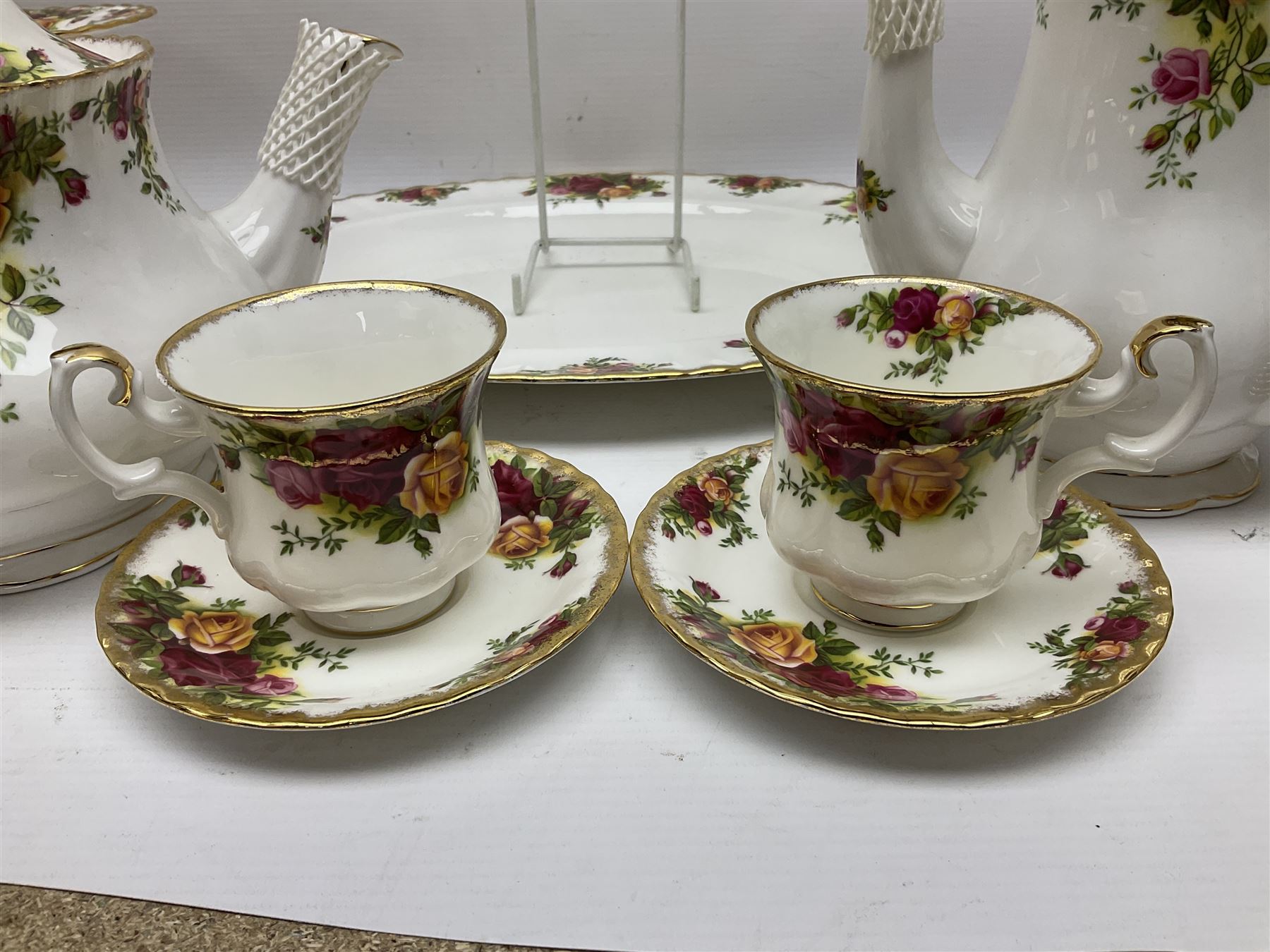 Royal Albert Old Country Roses pattern tea and dinner service, including teapot, coffee pot, two milk jugs, two open sucriers, six teacups and saucers, six dinner plates, six soup bowls, etc  