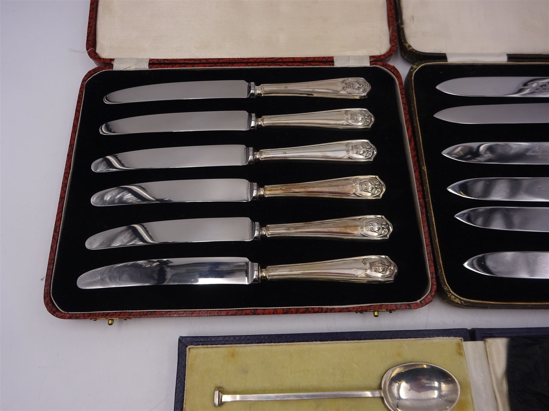 Set of six 1920s silver coffee spoons, hallmarked Mappin & Webb Ltd, Sheffield 1927, together with two sets of silver handled knives,  all contained within fitted cases