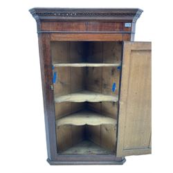 George III oak and mahogany wall hanging corner cupboard, single door decorated with central inlaid shell motif enclosing three shelves