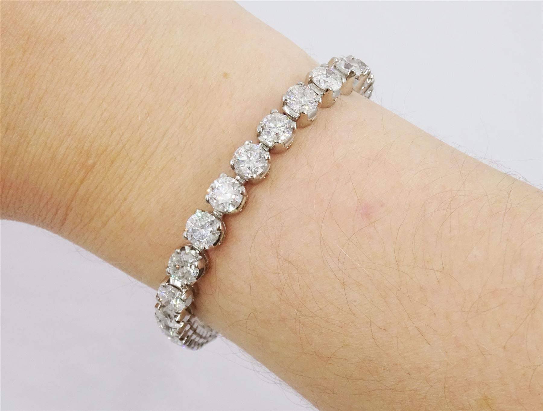 Platinum diamond bracelet, thirty-one round brilliant cut diamonds of approx 16.05 carat, hallmarked