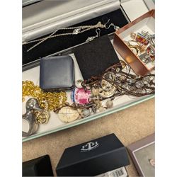 9ct gold chain links, silver jewellery and costume jewellery, including necklaces, bracelets, earrings, etc some boxed