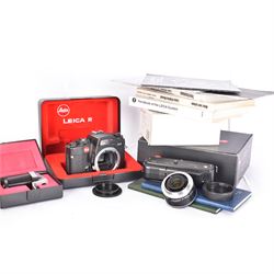 Leica R4 camera body serial no. 1582062, boxed, together with Leitz Externder-R x2 for Leica R3/4 serial no. 3326174 and other Leica accessories, including clear hard case, lens cap, right angle finder, motor winder, soft case, empty C11 box, instruction manuals and Leica handbooks