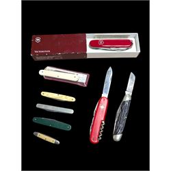 Eight pocket/pen knives, to include Victorinox Swiss Army knife, in box, Inox knife, Georg...