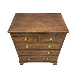 Small Georgian design walnut chest, moulded rectangular top with book-matched veneer enclosed by checkered stringing and crossbanding, brushing slide over two short and three long drawer, on bracket feet