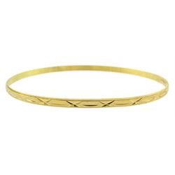 18ct gold bangle, with engraved decoration, stamped 750