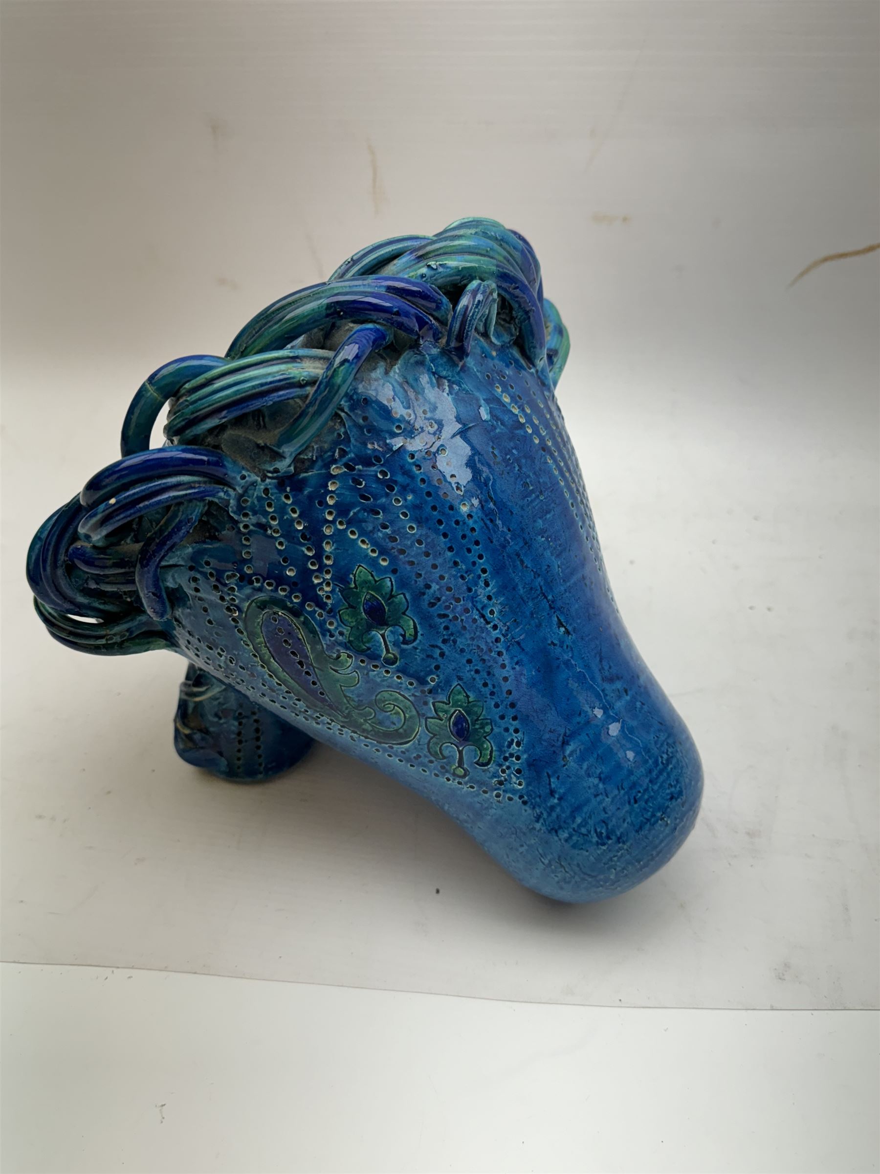 Aldo Londi; circa 1960 earthenware glazed pottery lion sculpture, in Bitossi Rimini blue, signed on base, H22cm