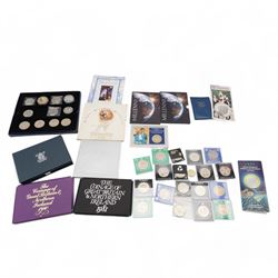 Mostly commemorative coinage, including various Queen Elizabeth five pound coins with two brilliant uncirculated 1999 in card folders, United Kingdom 1983 proof coin collection cased with certificate, commemorative crowns etc