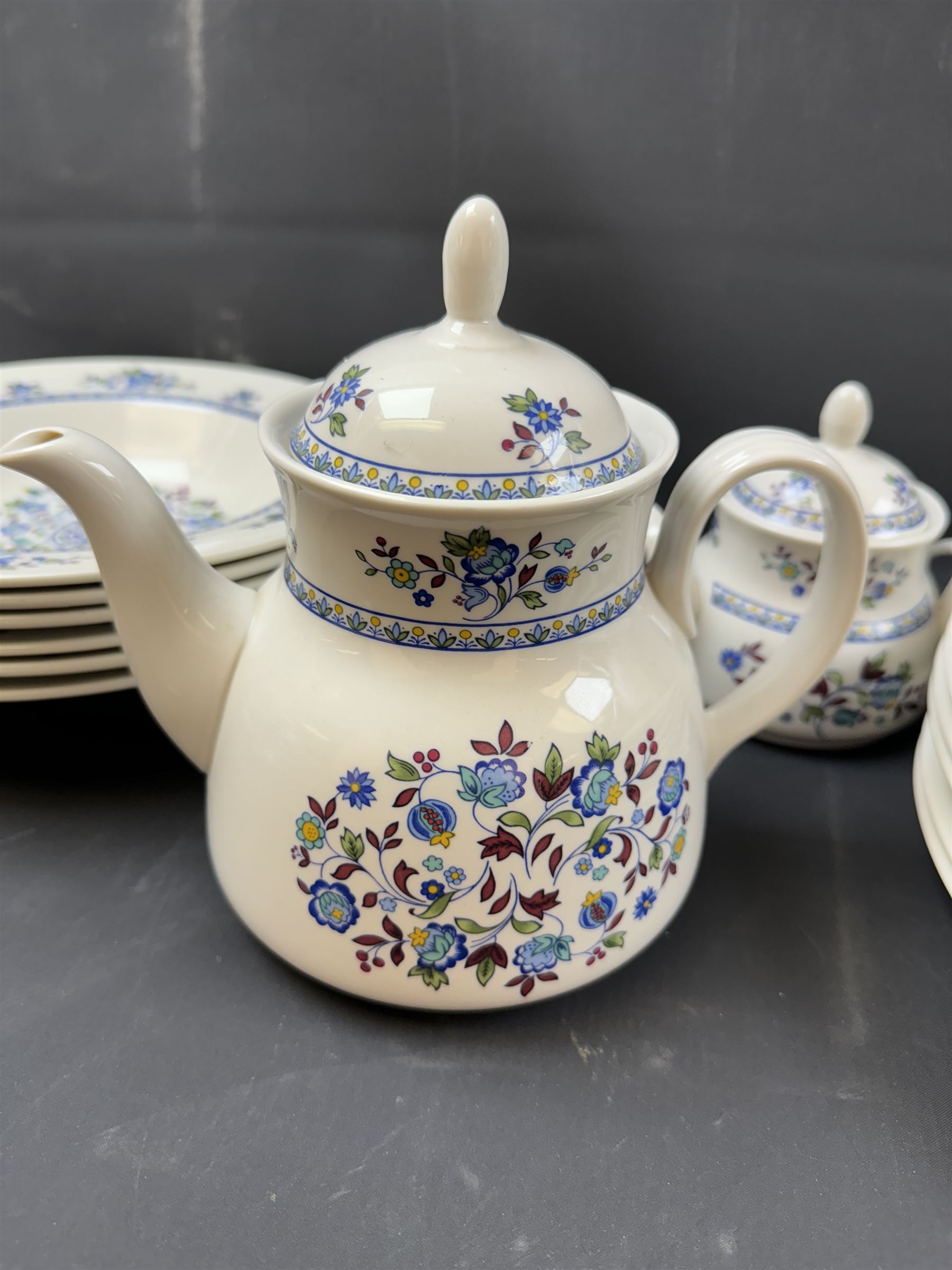 Royal Doulton Plymouth pattern, part tea and dinner service, including teapot, milk jug, covered sucrier, six dinner plates 