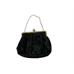 Early 20th century velvet purse with faux pearl clasp 