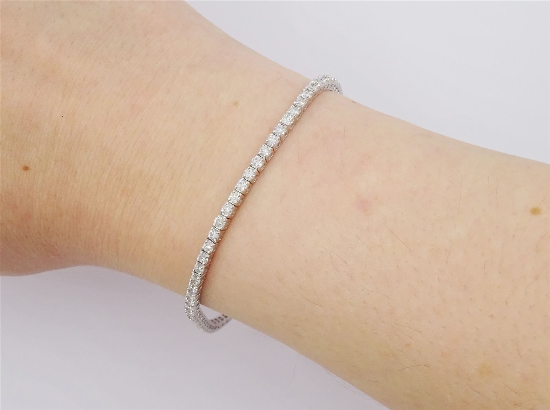 18ct white gold round brilliant cut diamond line bracelet, stamped, total diamond weight approx 2.55 carat