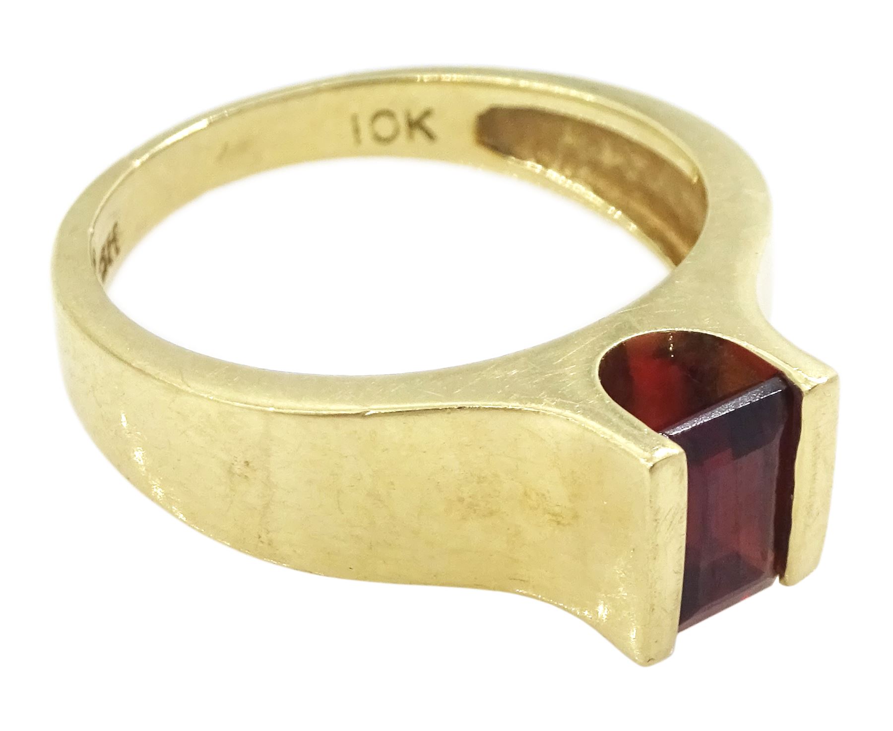 10ct gold single stone emerald cut garnet ring, stamped