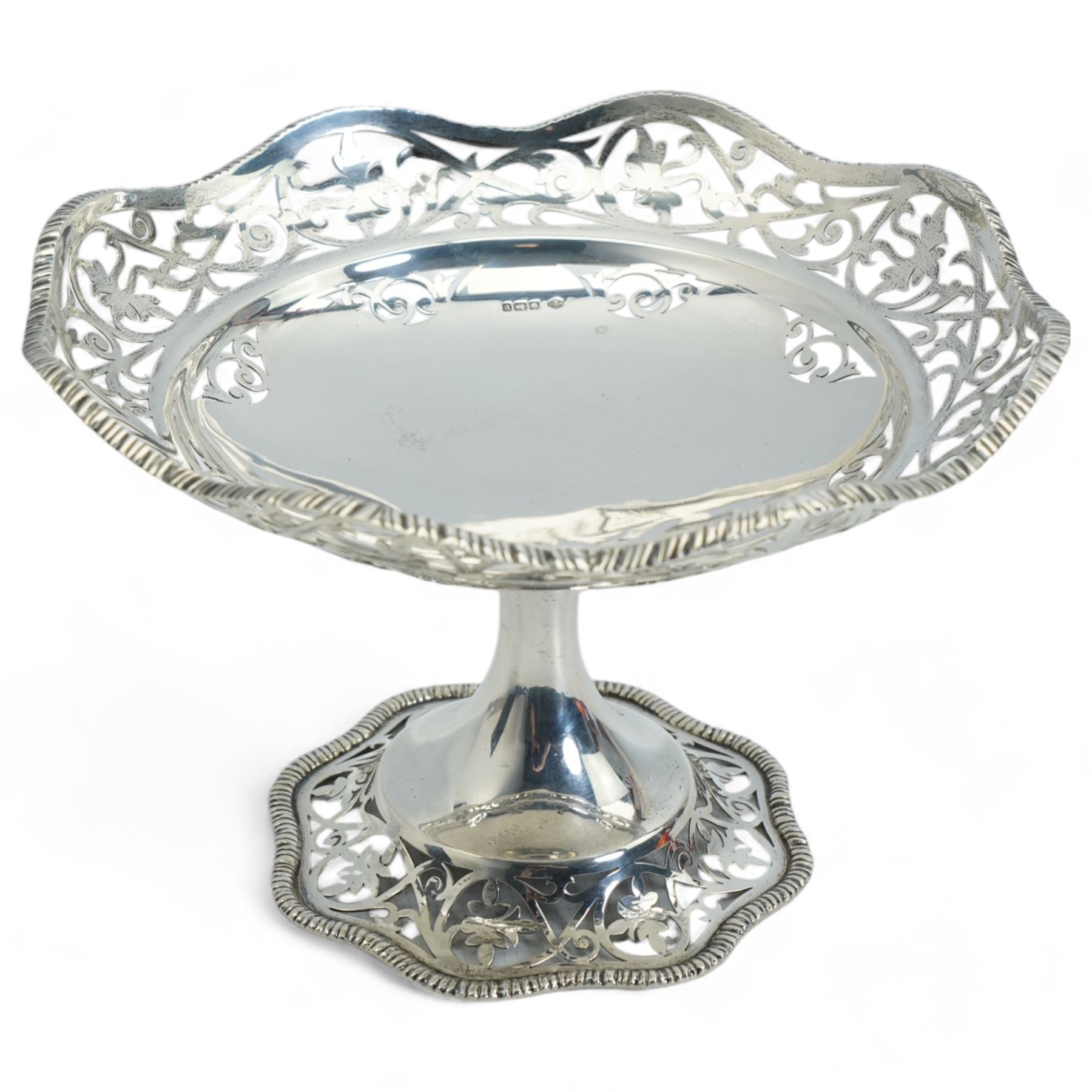 Edwardian pierced silver fruit dish with pierced border and on pierced pedestal foot D20cm Sheffield 1906 Maker William Hutton & Sons