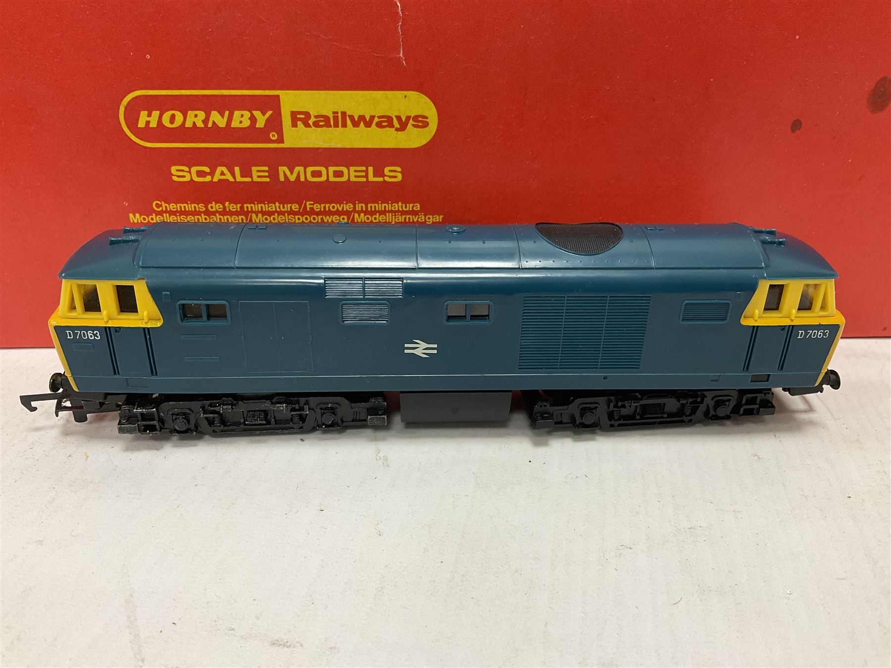 Various makers ‘00’ gauge - Hornby R758 Hymek Diesel Hydraulic B-B locomotive no.D7063 and R253 0-4-0 Diesel Dock Shunter no.3, in original boxes; Tri-Ang Class 08 0-6-0 Diesel Shunter no.D3035 and Class 37 Co-Co Diesel locomotive no.D6830; Jouef 843/E TEE SNCF no.CC40101 in electric red and grey (5)