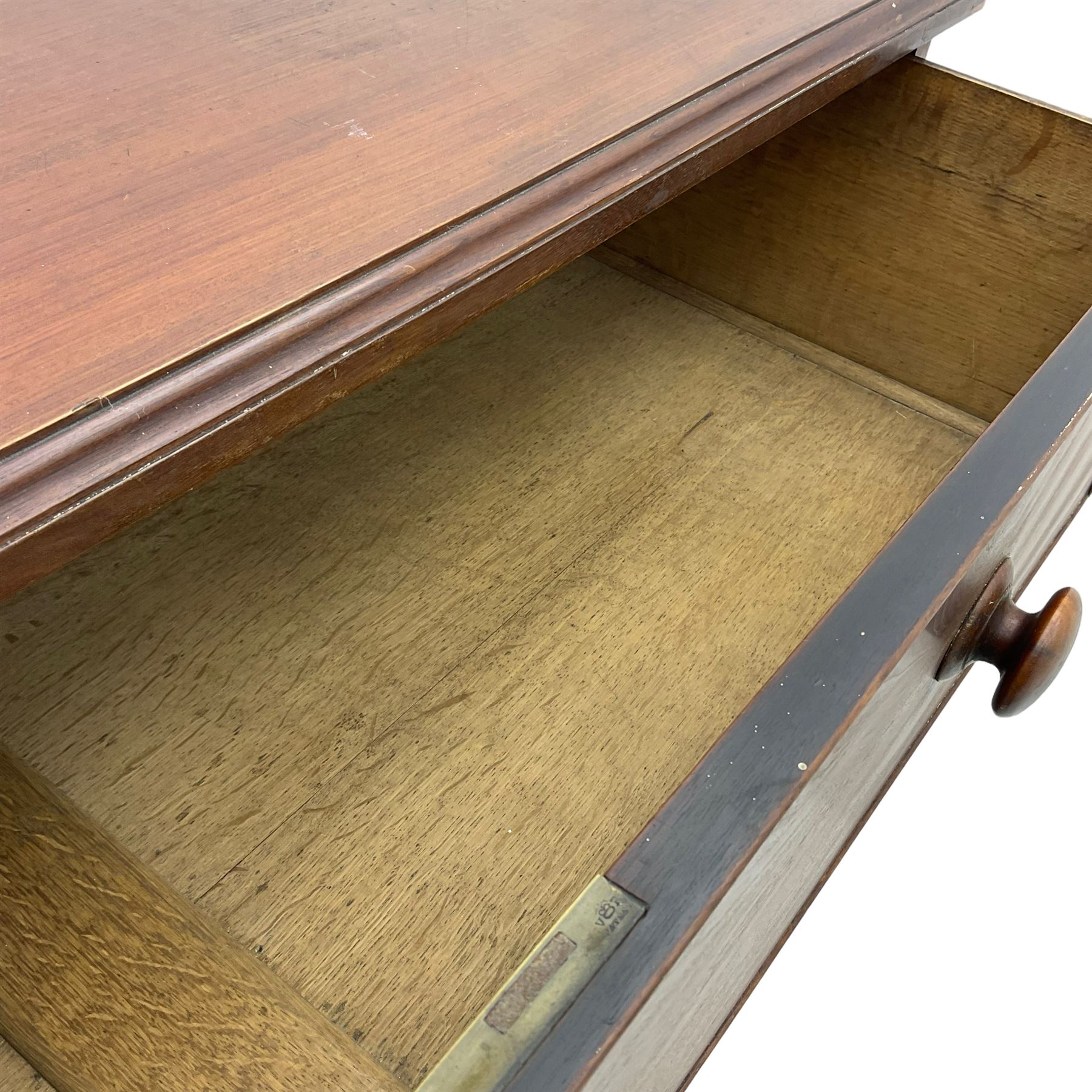 Victorian mahogany straight-front split chest, moulded rectangular top over four graduating cock-beaded drawers, on turned feet 