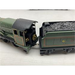 Wrenn '00' gauge - two Castle Class' 4-6-0 locomotives - 'Devizes Castle' No.7002 in GW Green; and 'Windsor Castle' No.4082 in BR Blue; both boxed with instructions (2)