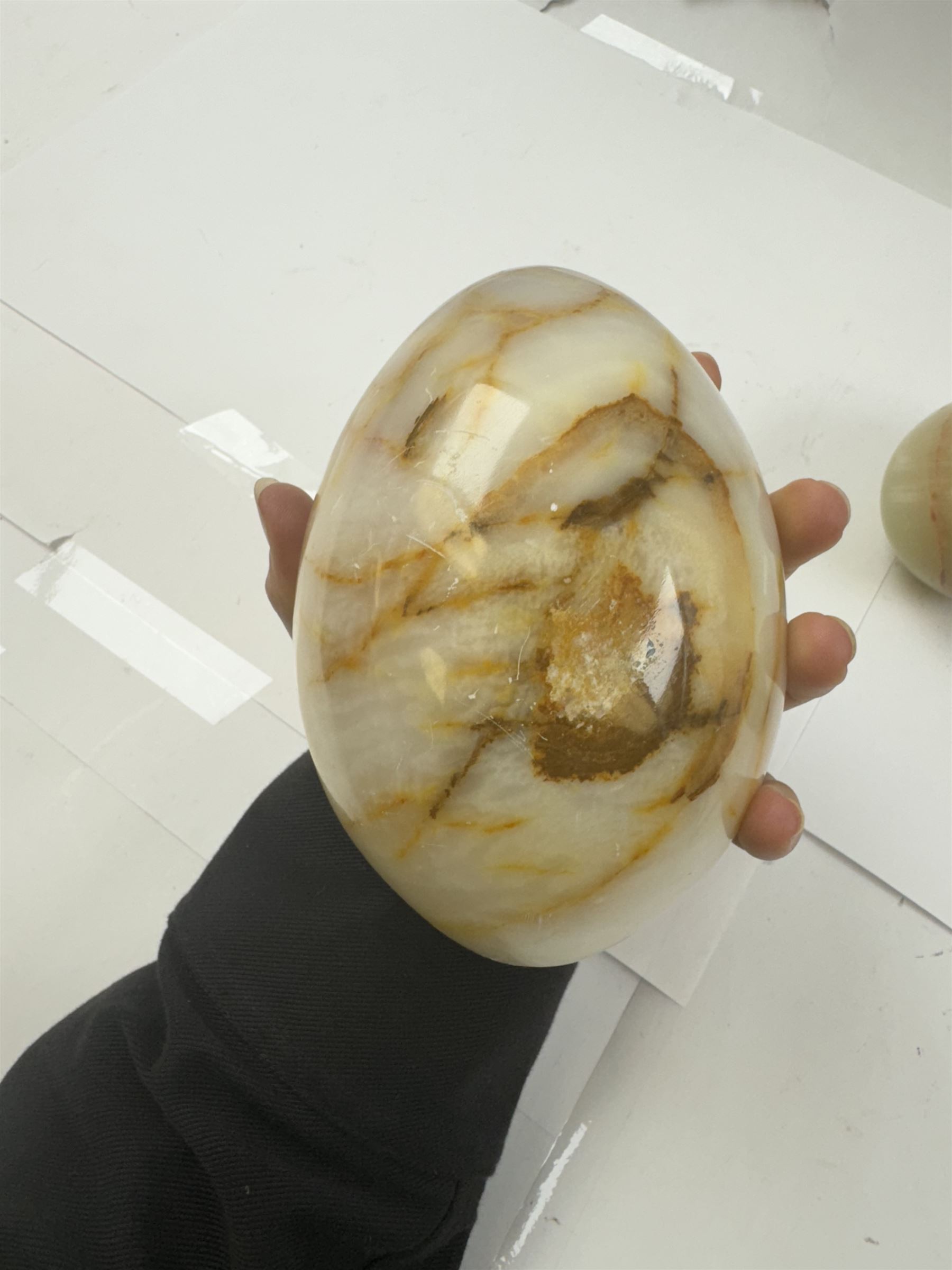 Large marble specimen egg, together with two onyx specimens, marble egg H15cm