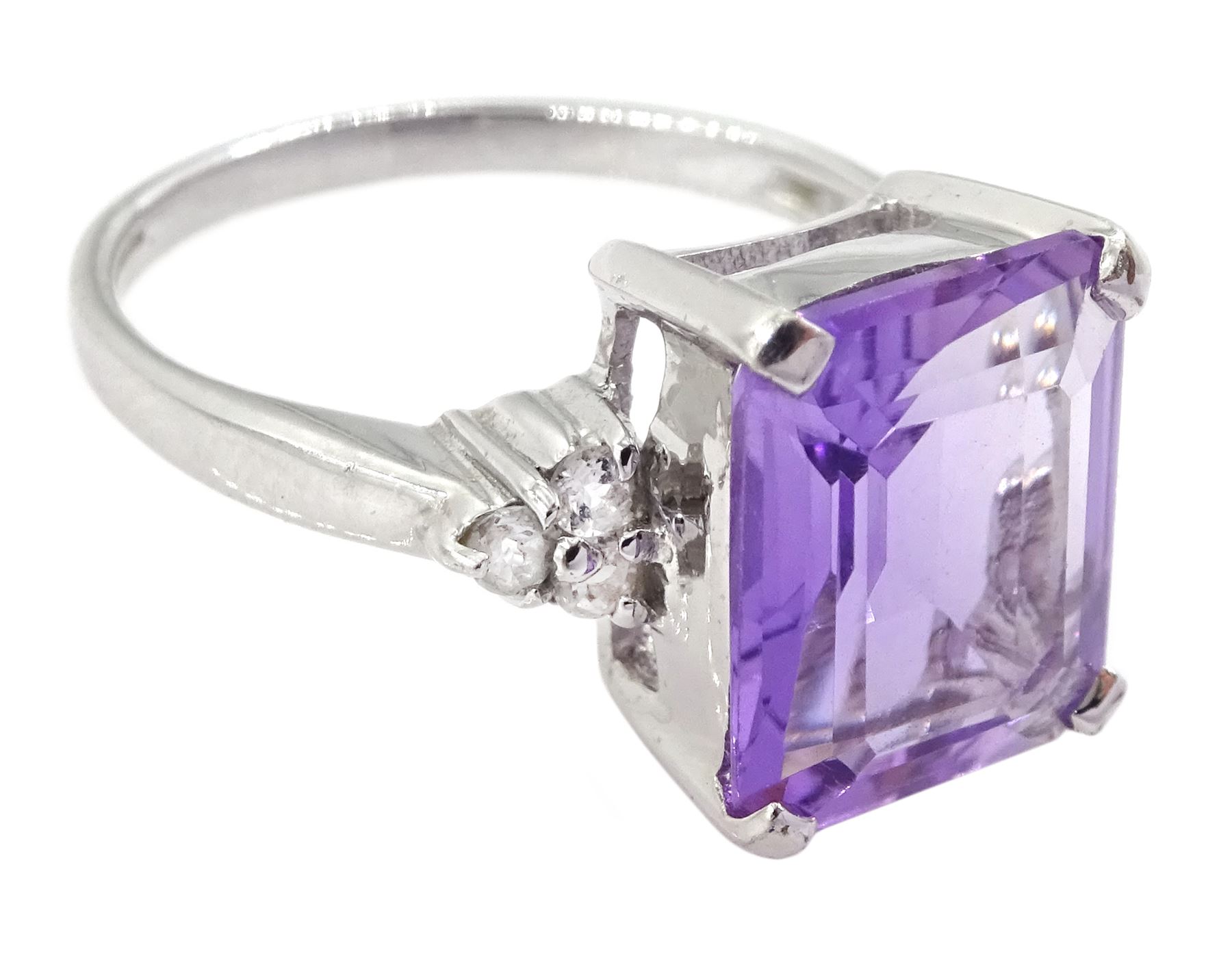 9ct white gold emerald cut amethyst and white topaz ring, hallmarked, amethyst approx 3.30 carat