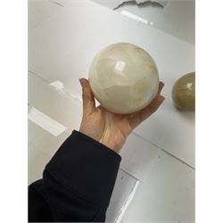 Large marble specimen egg, together with two onyx specimens, marble egg H15cm