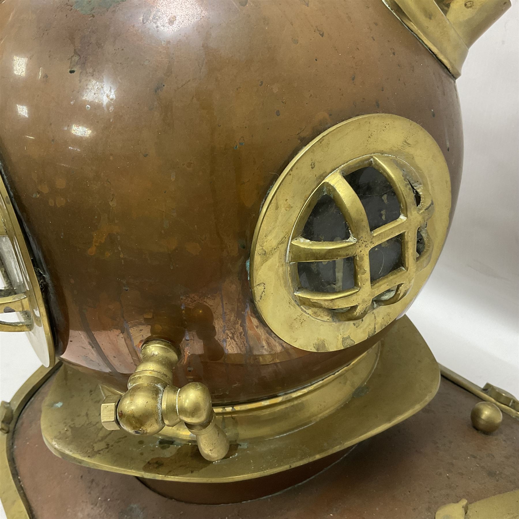 Reproduction copper and brass deep sea diver's helmet, H44cm