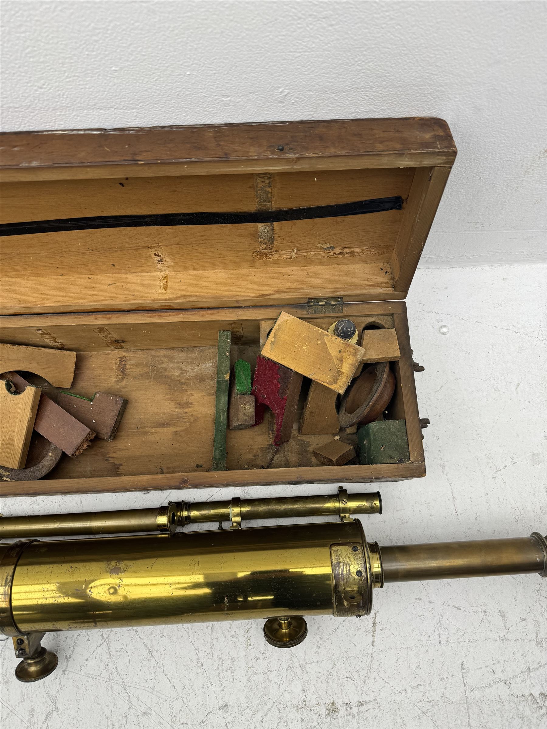 19th century brass reflecting telescope by Dring & Fage, London, the cylinder with inter-changable eyepieces and mounted with sighting scope, contained within wooden box, cylinder diameter 4.5in, length (without lens) 52in 