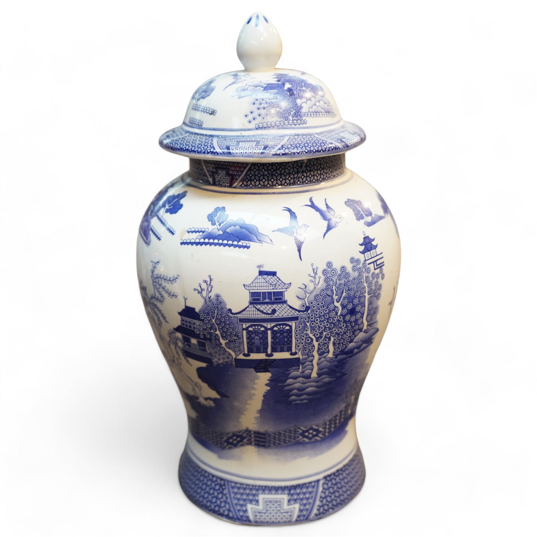 Japanese and Chinese ceramics including a Japanese ginger jar, Chinese blue and white willow pattern vase and cover, egg ornament etc, H35cm max (5)