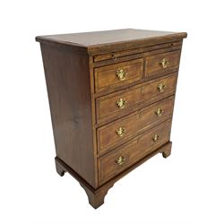 Small Georgian design walnut chest, moulded rectangular top with book-matched veneer enclosed by checkered stringing and crossbanding, brushing slide over two short and three long drawer, on bracket feet