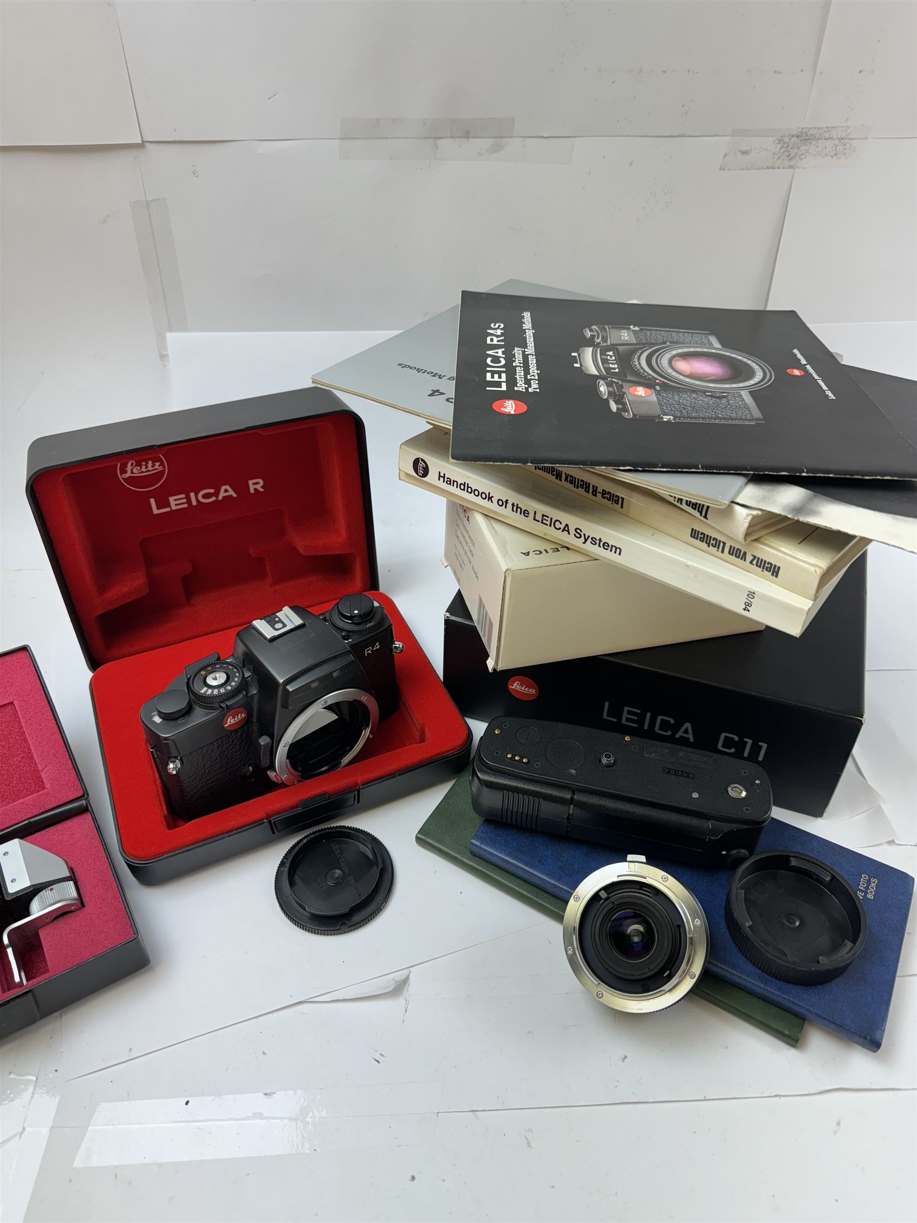 Leica R4 camera body serial no. 1582062, boxed, together with Leitz Externder-R x2 for Leica R3/4 serial no. 3326174 and other Leica accessories, including clear hard case, lens cap, right angle finder, motor winder, soft case, empty C11 box, instruction manuals and Leica handbooks