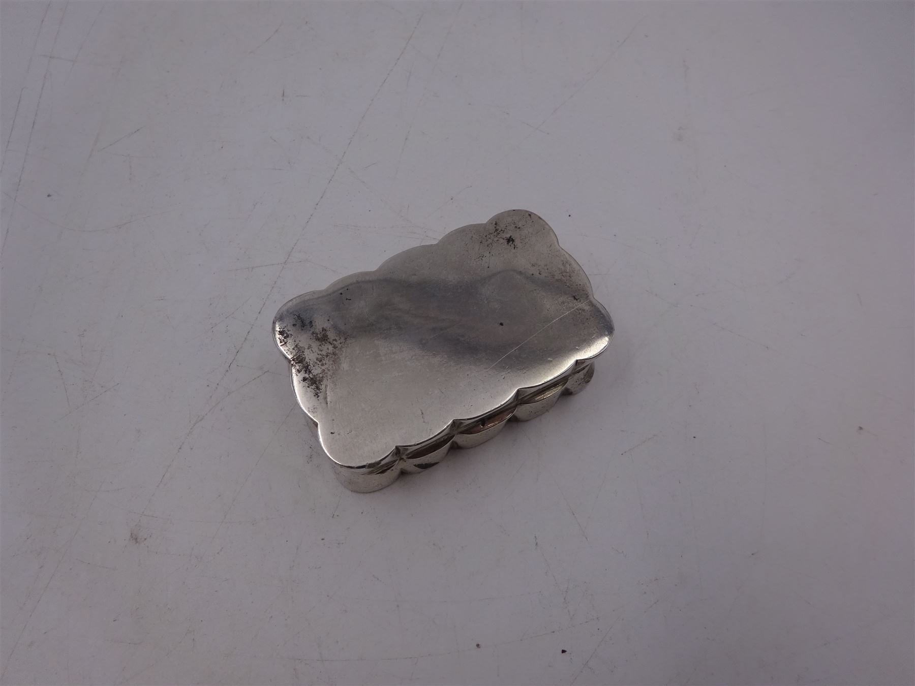 1930s silver snuff box, of rectangular form with scalloped edge, hallmarked Robert Pringle & Sons, Birmingham 1936, W5cm