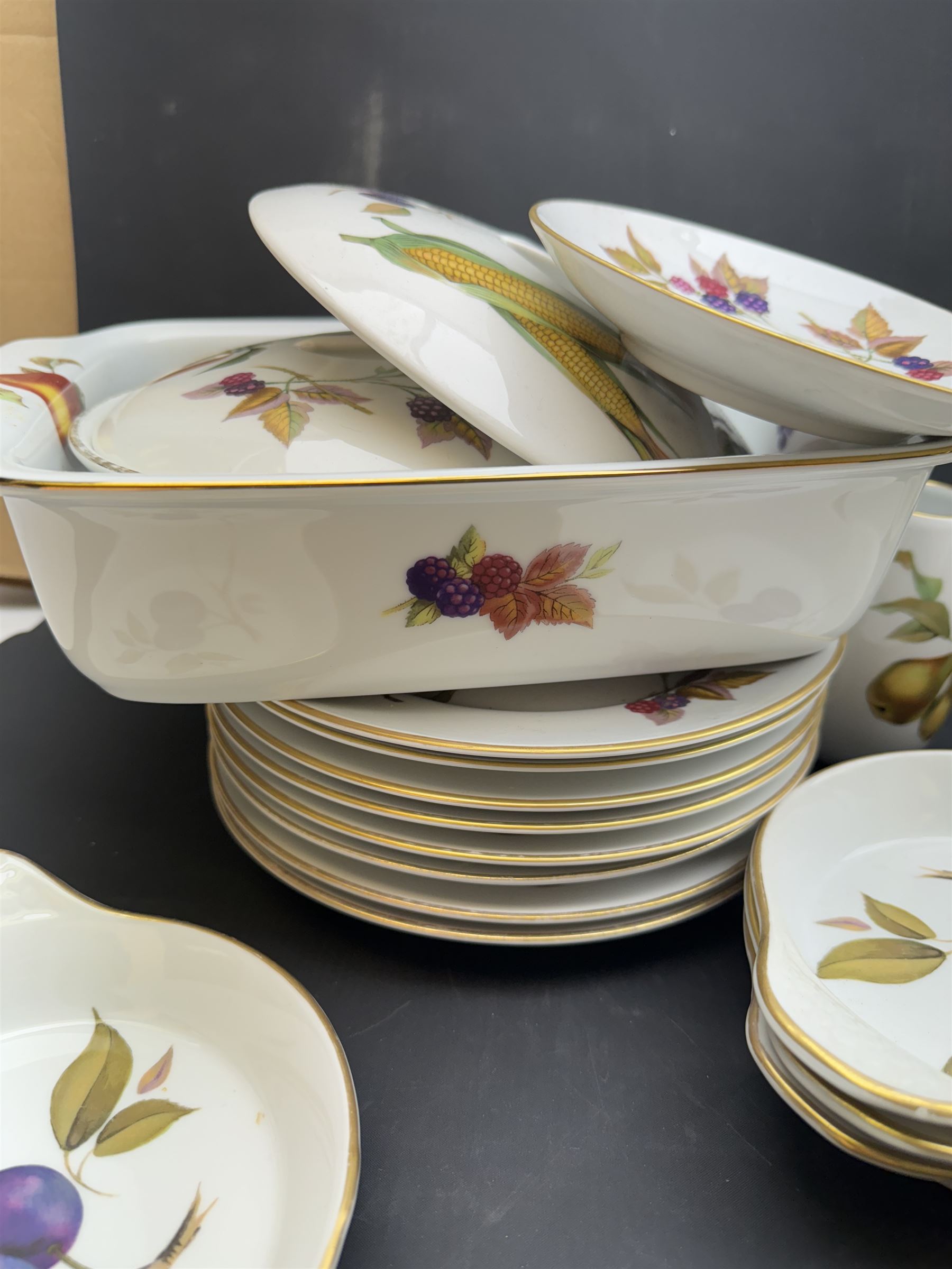 Royal Worcester Evesham pattern part tea and dinner service, including teapot, eight dinner plates, eight side plates etc 