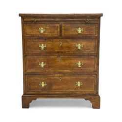 Small Georgian design walnut chest, moulded rectangular top with book-matched veneer enclosed by checkered stringing and crossbanding, brushing slide over two short and three long drawer, on bracket feet