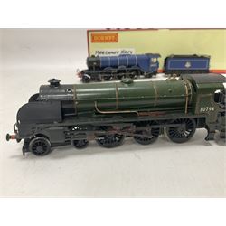 Hornby ‘00’ gauge - Merchant Navy Class 4-6-2 ‘United States Lines’ locomotive no.35012 in BR green, in original box from a set; Class A3 4-6-2 ‘Prince Palatine’ locomotive no.65002 in BR blue; Patriot Class 5XP 4-6-0 ‘Duke of Sutherland’ locomotive no.5541 in LMS maroon; King Arthur Class 4-6-0 ‘Sir Ector de Maris’ locomotive no.30794 in SR green; unboxed (4) 