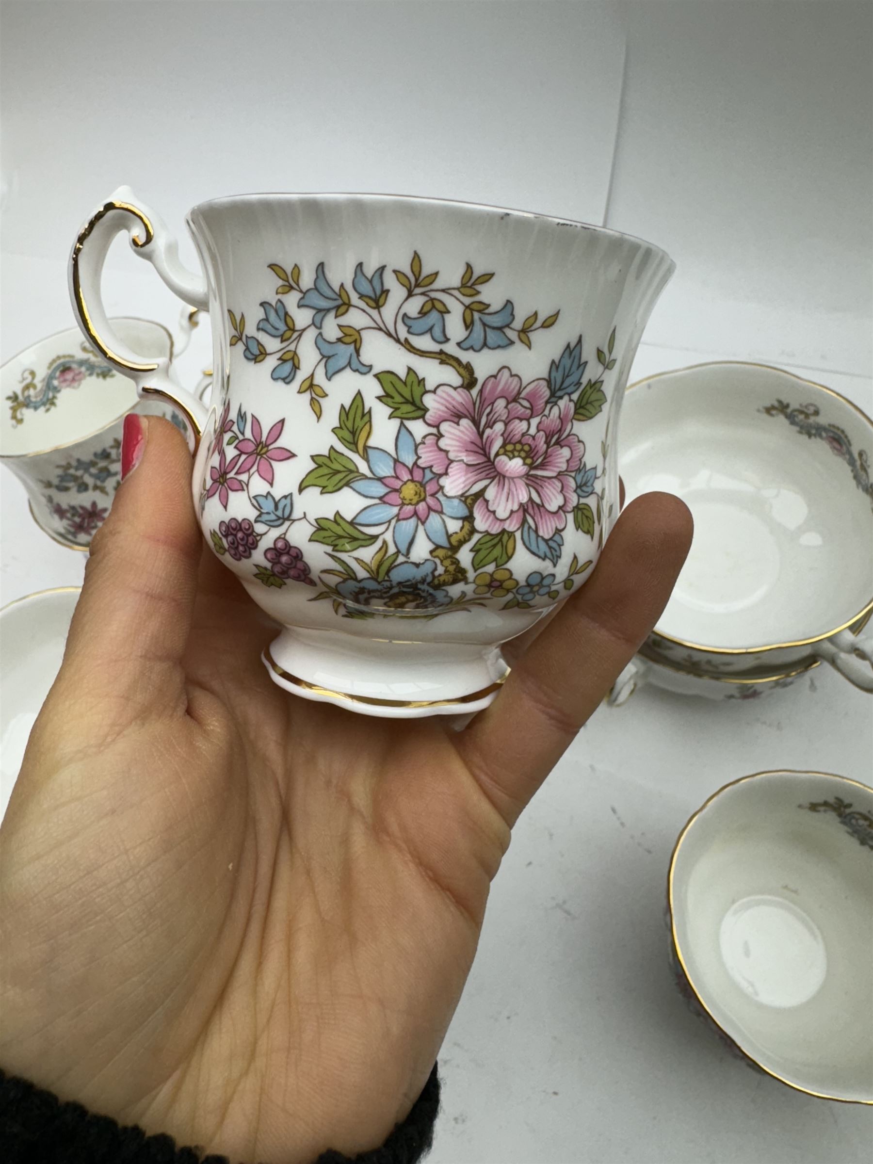 Royal Staffordshire Mandarin pattern tea and dinner wares, including six dinner plates, six side plates, serven twin handled bowls, covered dish etc 