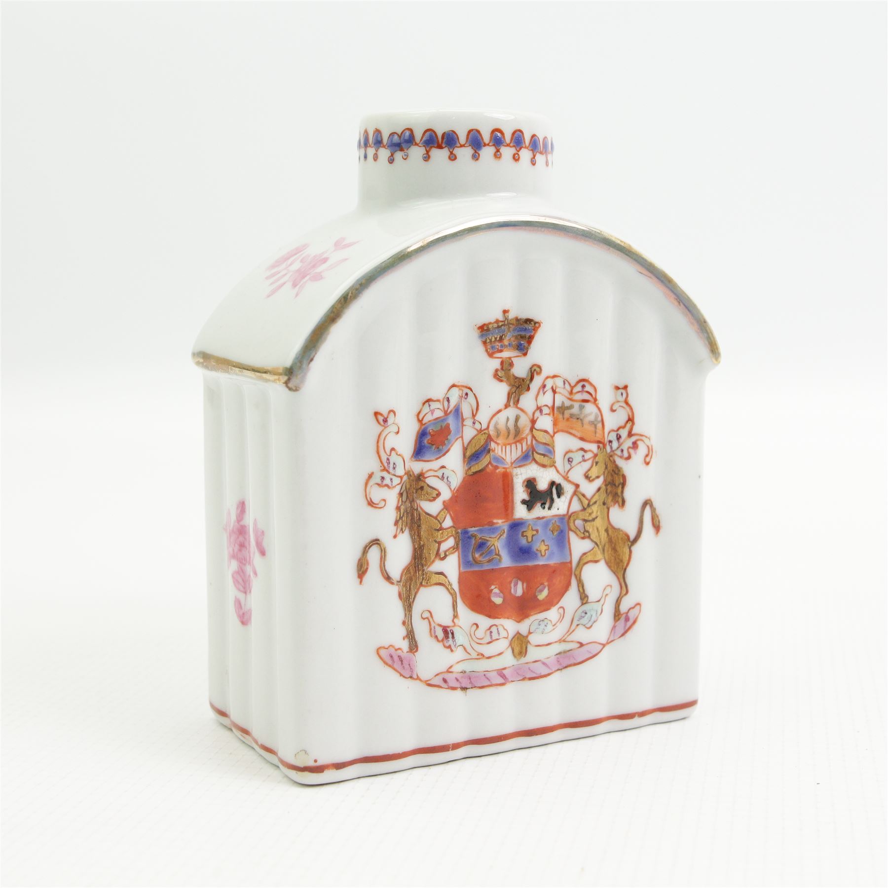 Large Samson Chinese armorial style tea caddy, of rectangular form and raised on bracket feet, H15cm, together with a small Chinese export armorial tea caddy, of moulded form, H12cm (2)