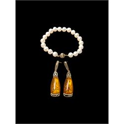 Cultured pearl bracelet with 14ct gold clasp, stamped 585, together with a pair of silver-gilt Baltic Amber pendant earrings