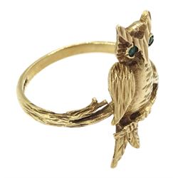 9ct gold owl ring, with green stone set eyes, hallmarked