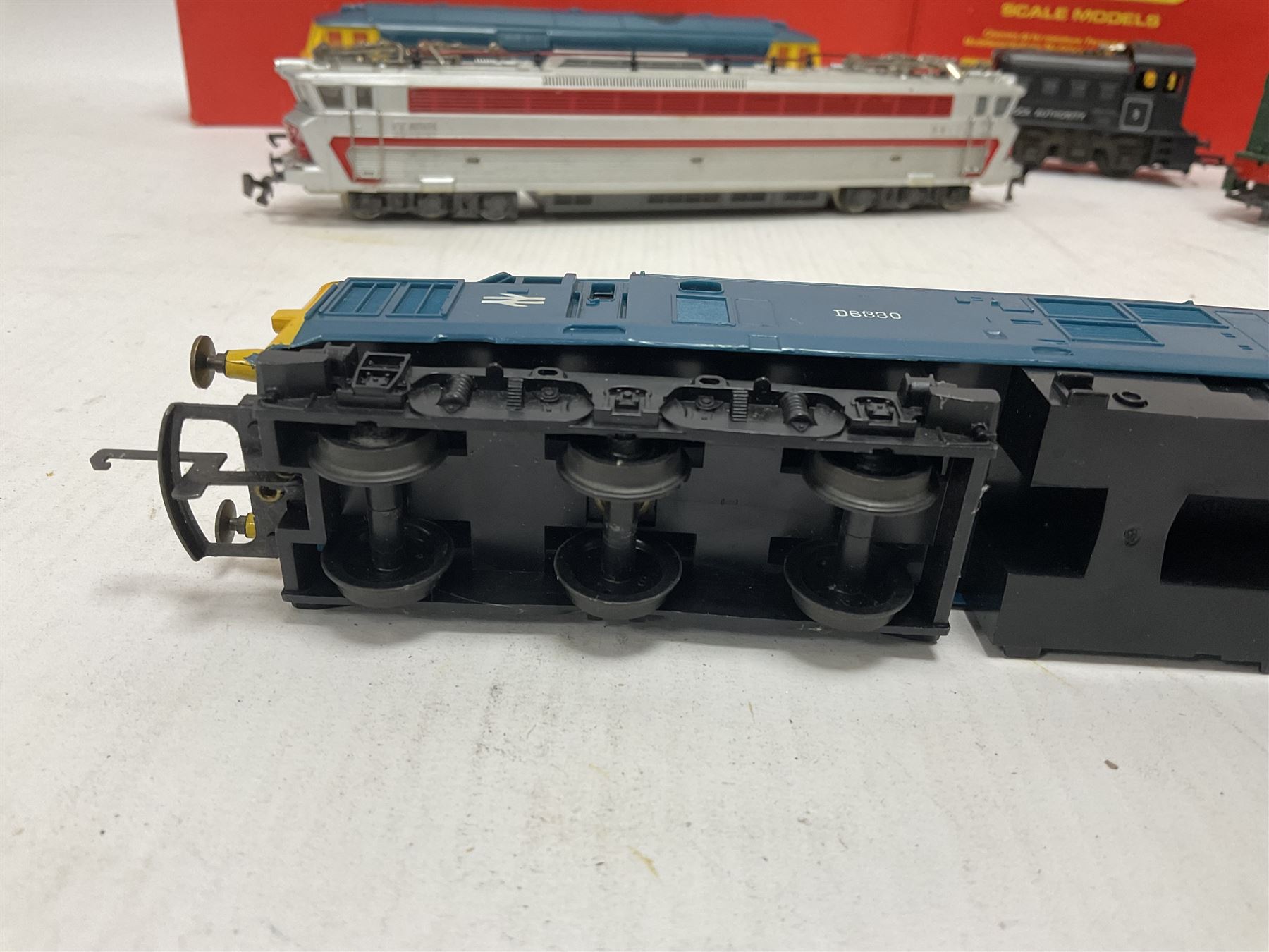 Various makers ‘00’ gauge - Hornby R758 Hymek Diesel Hydraulic B-B locomotive no.D7063 and R253 0-4-0 Diesel Dock Shunter no.3, in original boxes; Tri-Ang Class 08 0-6-0 Diesel Shunter no.D3035 and Class 37 Co-Co Diesel locomotive no.D6830; Jouef 843/E TEE SNCF no.CC40101 in electric red and grey (5)