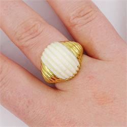 18ct gold ridged ivorine ring, stamped 750 