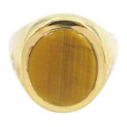 9ct gold tiger's eye signet ring, London 1973