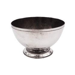 Mid 20th century silver sugar bowl, of circular form, upon a domed circular foot, hallmarked J B Chatterley & Sons Ltd, Birmingham 1966, H5cm